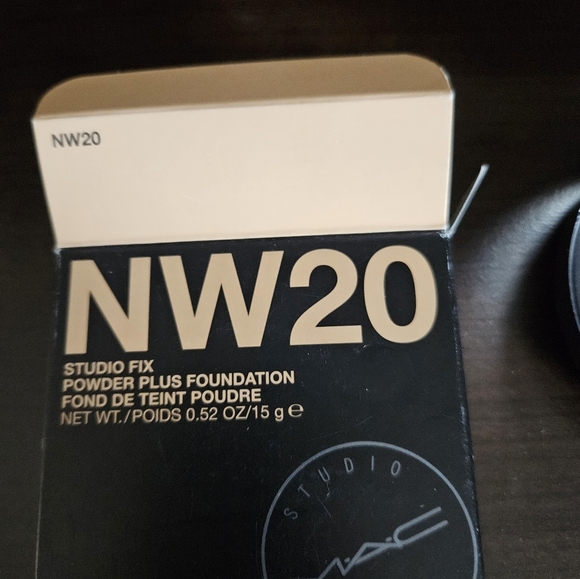 Mac STUDIO FIX POWDER PLUS FOUNDATION in NW20 (NIB) - Picture 3 of 5